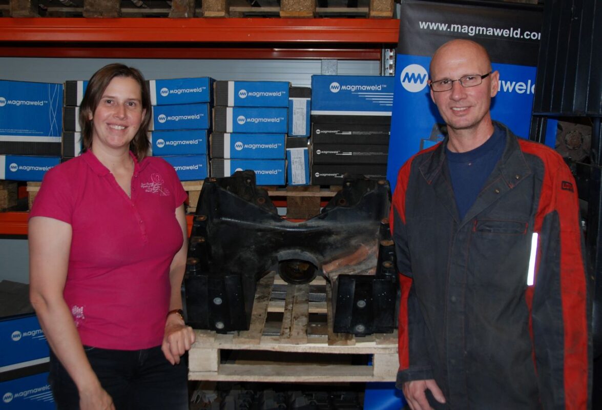 Andrea und Heinrich Fladenhofer mit Werkstück aus der Landwirtschaft - Gussreparatur. Team Ing. Heinrich Fladenhofer Schweißtechnik Niederösterreich
