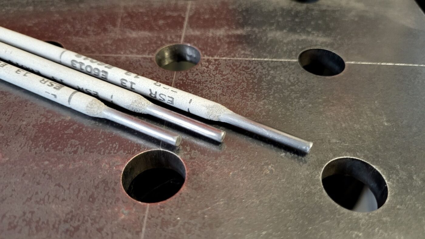 Rutil-Stabelektrode E6013 von Magmaweld Doppelrutilmantel Großaufnahme auf Schweißtisch